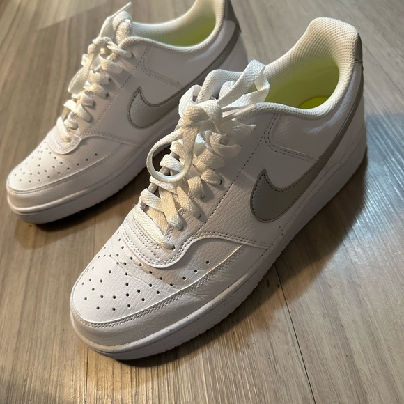 NIKES SIZE 10 - Picture 2 of 4